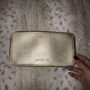 Michael Kors Bags - ✨Micheal Kors makeup bag Michael Kors Bags - ✨Micheal Kors makeup bag